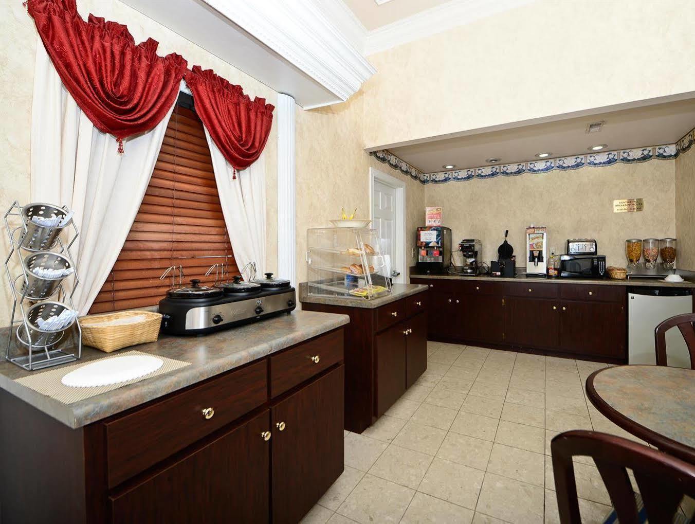 Red Roof Inn Масъл Шоулс Екстериор снимка