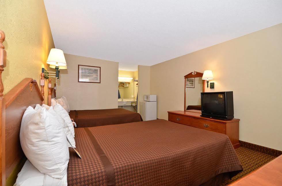 Red Roof Inn Масъл Шоулс Екстериор снимка