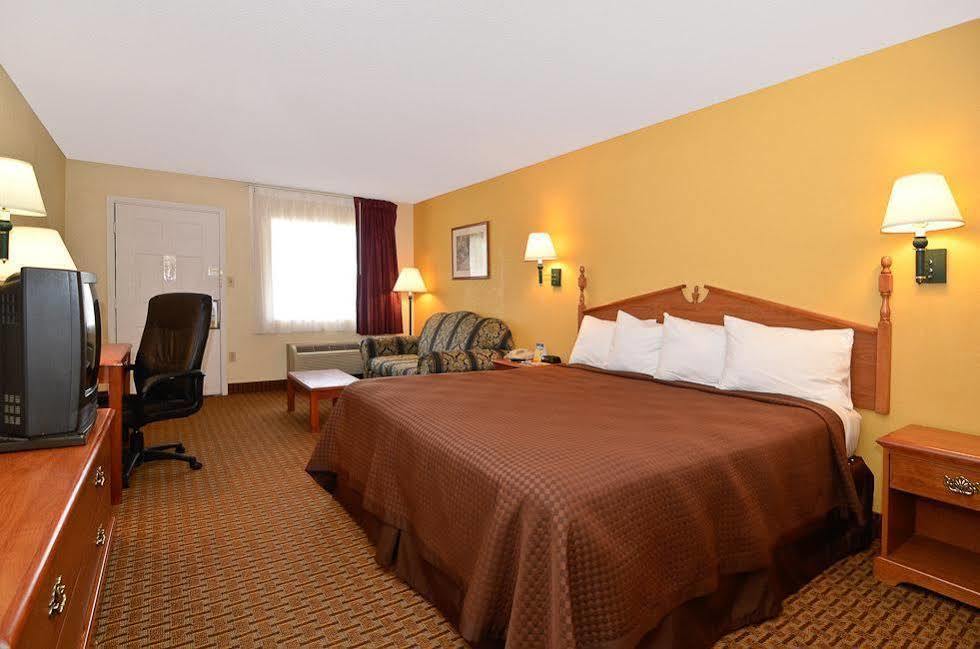 Red Roof Inn Масъл Шоулс Екстериор снимка
